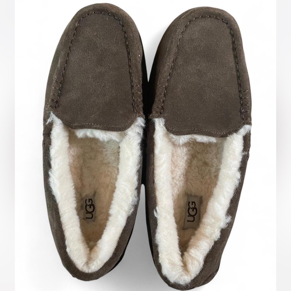 Ainsley UGG women’s sheepskin slipper in color espresso. NWOT. Size 9
